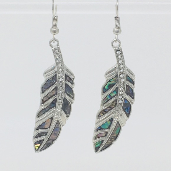 NWT Feather design dangle drop earrings - Picture 2 of 4